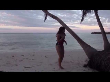 Девчушка танцует ЧУНГА ЧАНГУ на чудо-острове