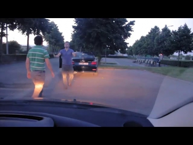 Драка суровых бельгийских мужиков. Belgian road rage footage - Maski Show edition.