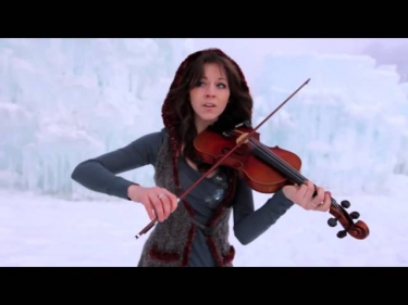 Девушка во льдах очень красиво играет на скрипке под дабстеп