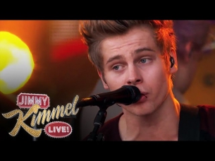 5 Seconds of Summer Performs “She Looks So Perfect”