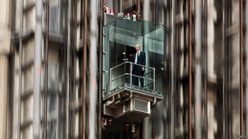 Сотрудник банка поднимается на лифте