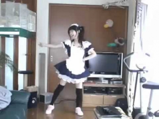Японочка танцует