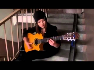 Песни под гитару ! Красивая девушка играет на гитаре испанская песня