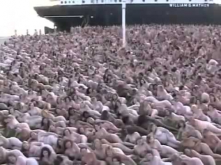 Около 5000 женщин разделись для фотосессии 18+     5000 naked females CMNF Spencer Tunick