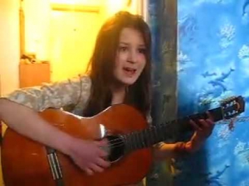 Девушка очень красиво поёт под гитару.mp4
